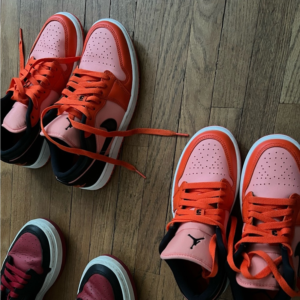 Air Jordan 1 Low SE shoes in Crimson Bliss
